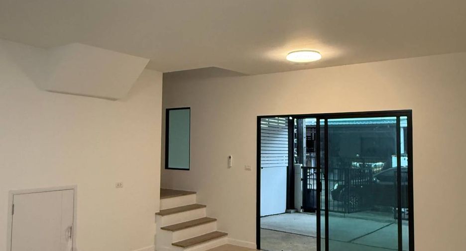 Casa adosada en venta de 3 habitaciones en Saphan Sung, Bangkok