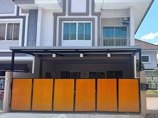 À vendre 3 chambres maison de ville à Bang Lamung, Chonburi