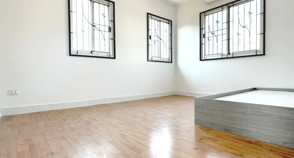 For sale 5 bedrooms house in Mueang Samut Prakan, Samut Prakan