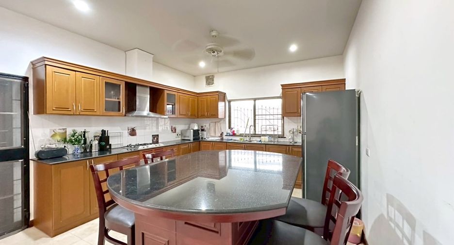 For sale and for rent 4 bedrooms house in East Pattaya, Pattaya