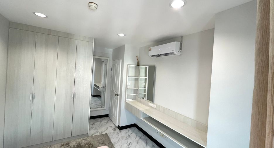 For rent 2 bedrooms condo in Huai Khwang, Bangkok