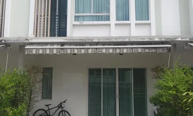 Casa adosada en venta de 3 habitaciones en Khlong Sam Wa, Bangkok