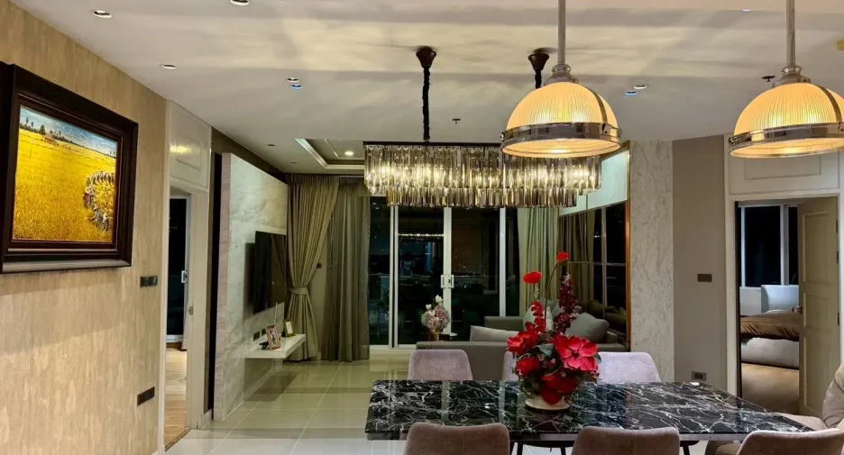 À vendre 3 chambres condo à Huai Khwang, Bangkok