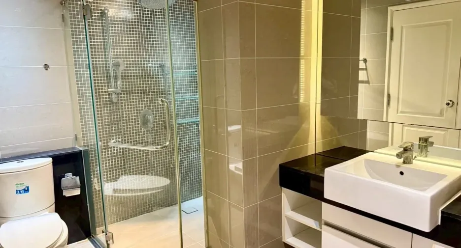 À vendre 3 chambres condo à Huai Khwang, Bangkok