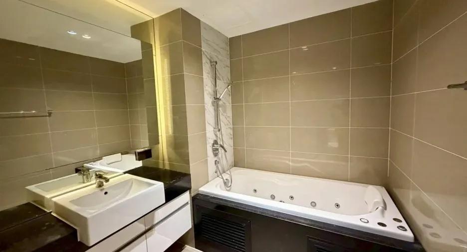 À vendre 3 chambres condo à Huai Khwang, Bangkok