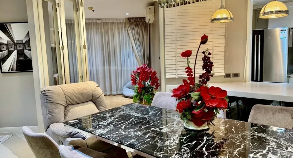 À vendre 3 chambres condo à Huai Khwang, Bangkok