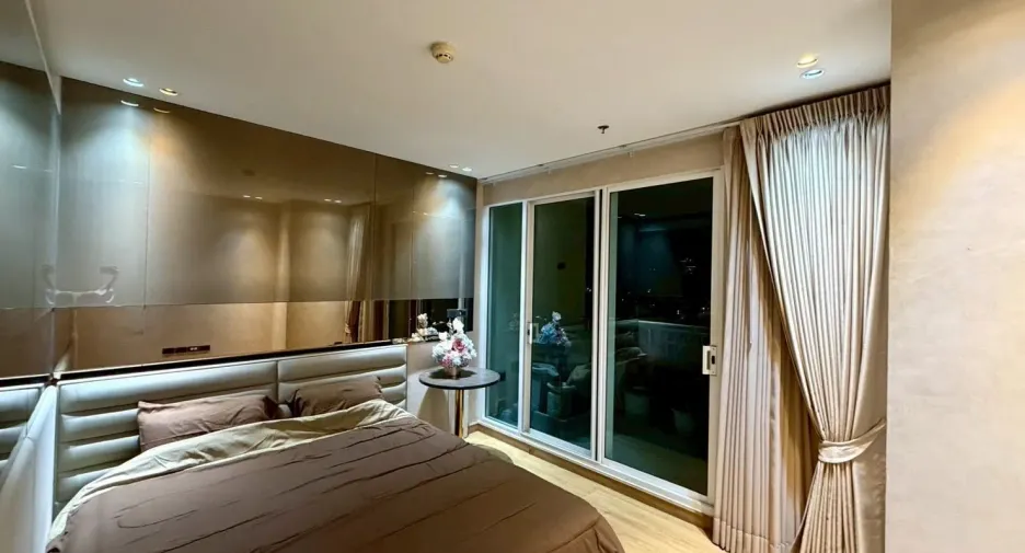 À vendre 3 chambres condo à Huai Khwang, Bangkok