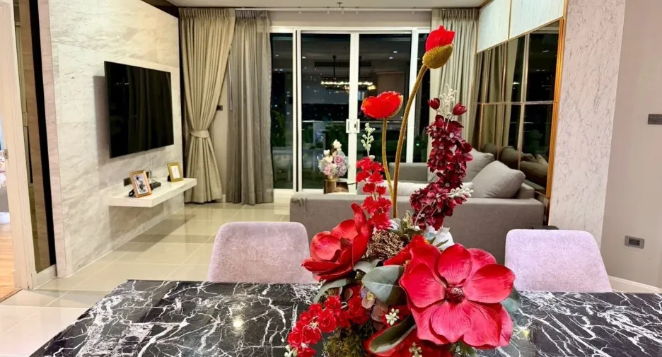 À vendre 3 chambres condo à Huai Khwang, Bangkok