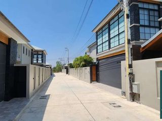 For rent and for sale 4 bedrooms house in Bang Lamung, Chonburi