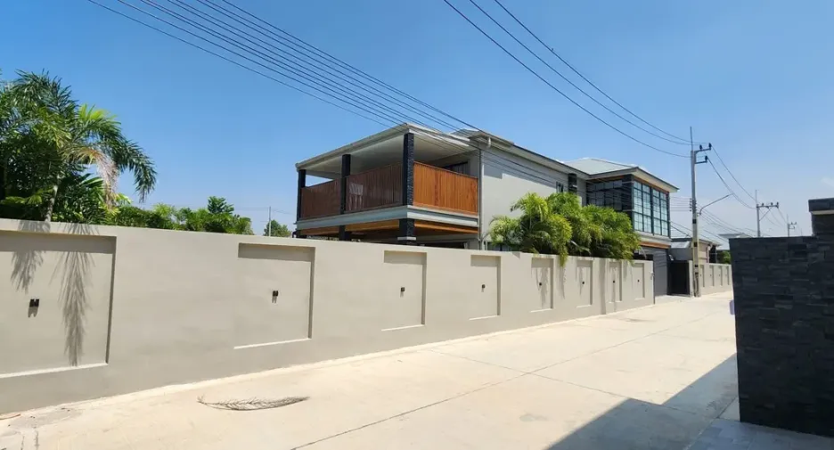 For rent and for sale 4 bedrooms house in Bang Lamung, Chonburi