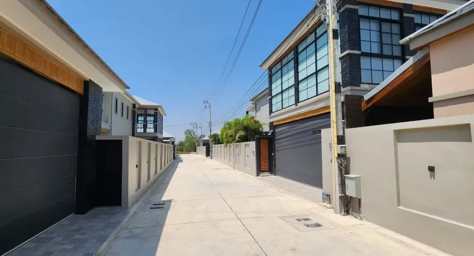 For rent and for sale 4 bedrooms house in Bang Lamung, Chonburi