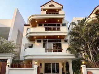 For rent 5 bedrooms house in Watthana, Bangkok