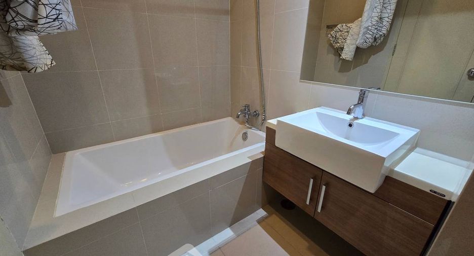 For sale 1 bed condo in Khlong Toei, Bangkok