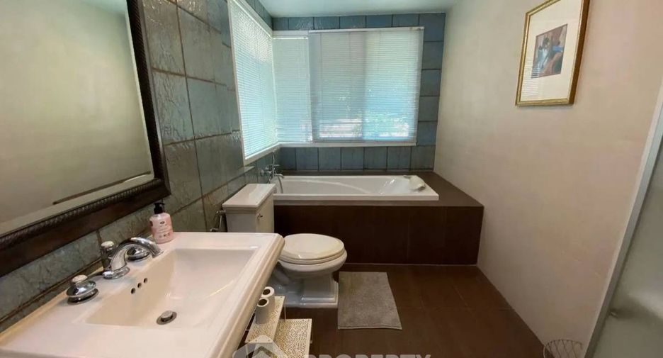For rent 2 bedrooms apartment in Watthana, Bangkok