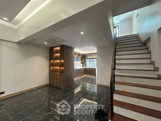Casa adosada en alquiler de 4 habitaciones en Khlong Toei, Bangkok