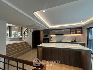 Casa adosada en alquiler de 4 habitaciones en Khlong Toei, Bangkok