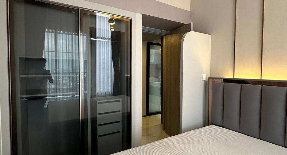 For rent 2 bedrooms condo in Huai Khwang, Bangkok