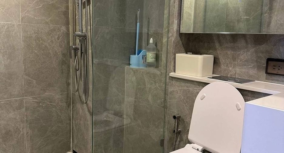 For rent 2 bedrooms condo in Huai Khwang, Bangkok