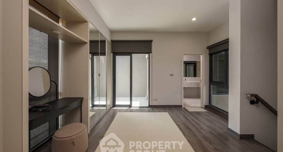 For rent 2 bedrooms townhouse in Suan Luang, Bangkok