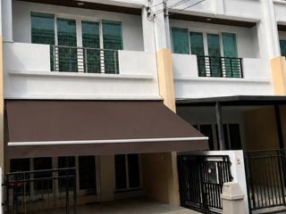 出租 4 卧室 联排别墅 在 Wang Thong Lang, 曼谷