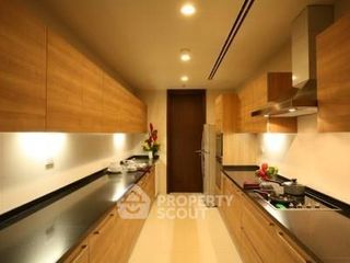 For rent 4 bedrooms apartment in Watthana, Bangkok