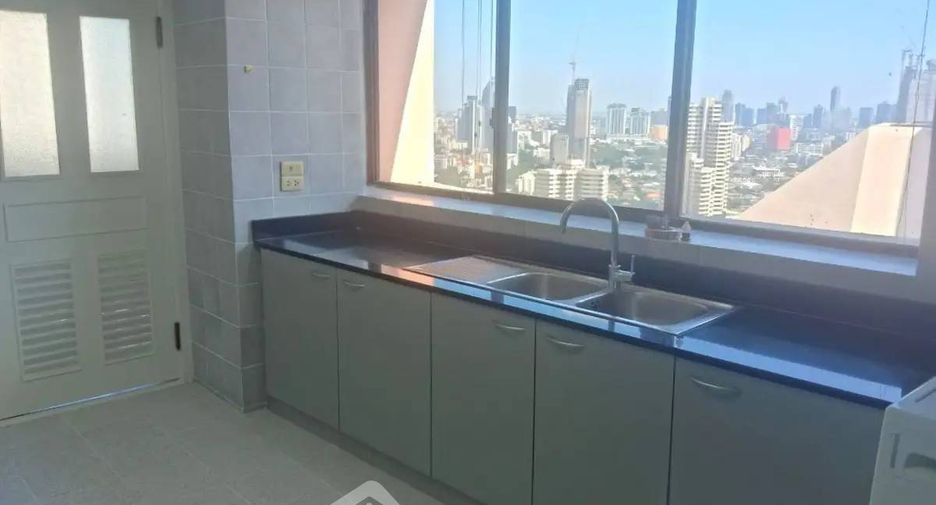 For rent 3 ベッドルーム condo in Khlong Toei, Bangkok