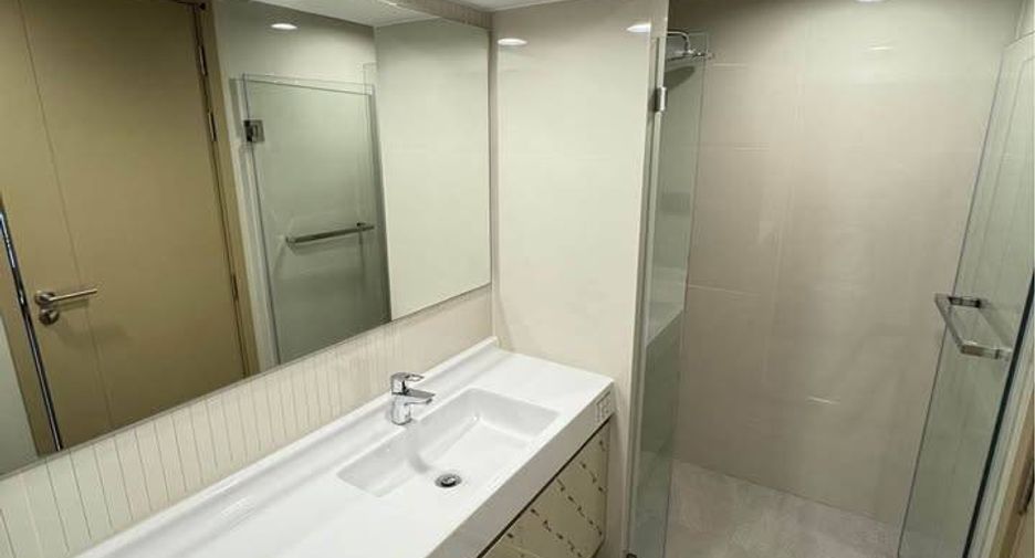For rent 2 bedrooms condo in Bang Rak, Bangkok
