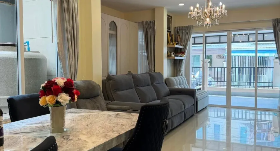 For sale 4 bedrooms house in East Pattaya, Pattaya