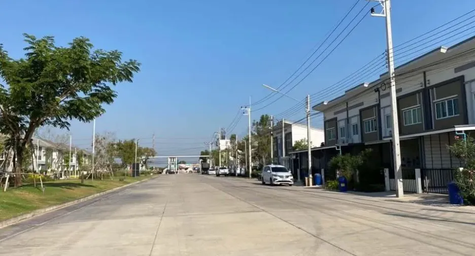 Casa adosada en venta de 3 habitaciones en Khlong Luang, Pathum Thani