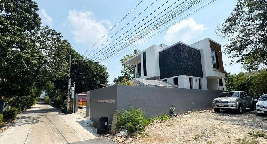 Casa en venta de 4 habitaciones en Phra Khanong, Bangkok