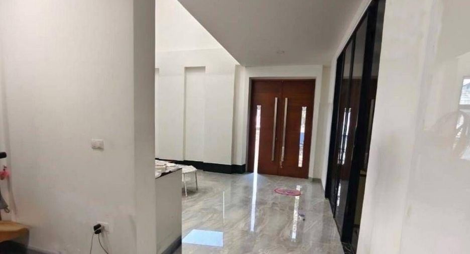 Casa en venta de 4 habitaciones en Phra Khanong, Bangkok