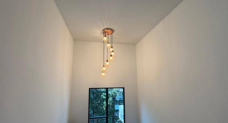 Casa en venta de 4 habitaciones en Phra Khanong, Bangkok