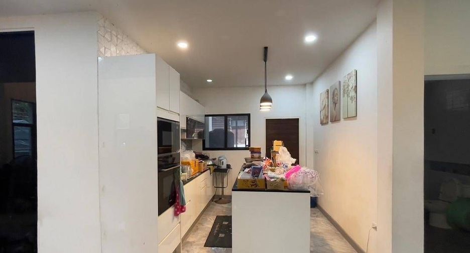 Casa en venta de 4 habitaciones en Phra Khanong, Bangkok