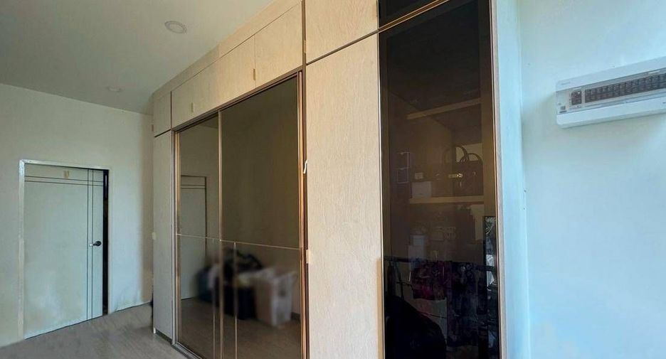 Casa en venta de 4 habitaciones en Phra Khanong, Bangkok