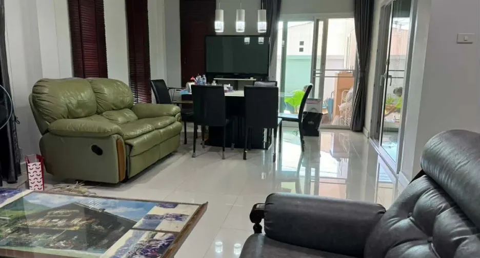 For rent 4 bedrooms house in Watthana, Bangkok