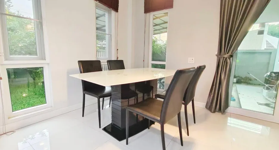 For rent 4 bedrooms house in Watthana, Bangkok