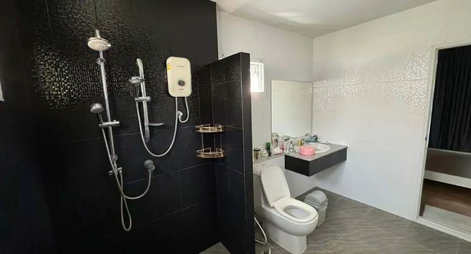 For rent 4 bedrooms house in Watthana, Bangkok