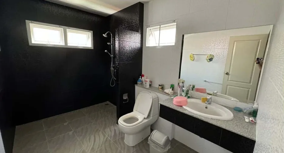 For rent 4 bedrooms house in Watthana, Bangkok