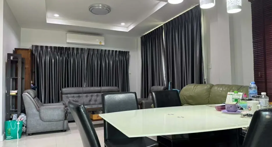 For rent 4 bedrooms house in Watthana, Bangkok