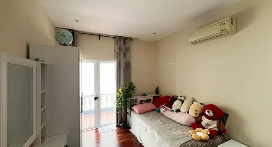 For rent 5 bedrooms house in Phra Khanong, Bangkok