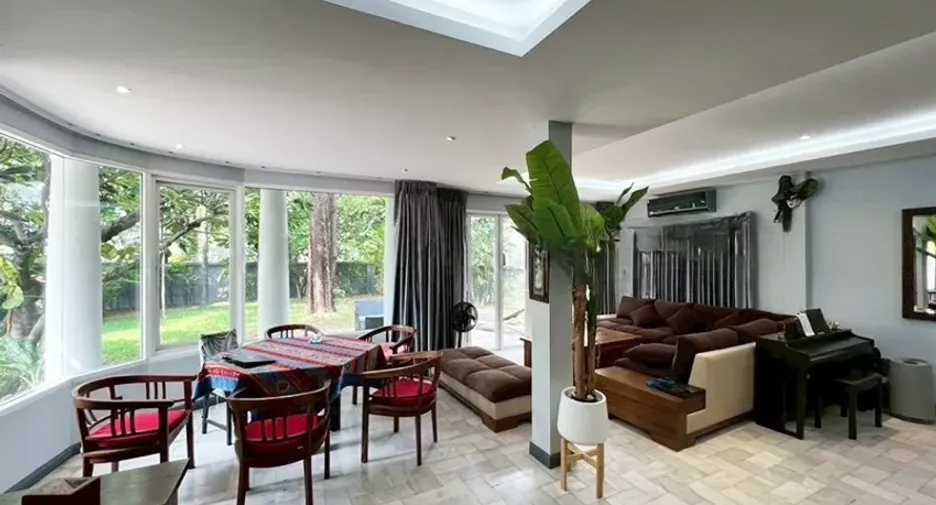 For rent 5 bedrooms house in Phra Khanong, Bangkok