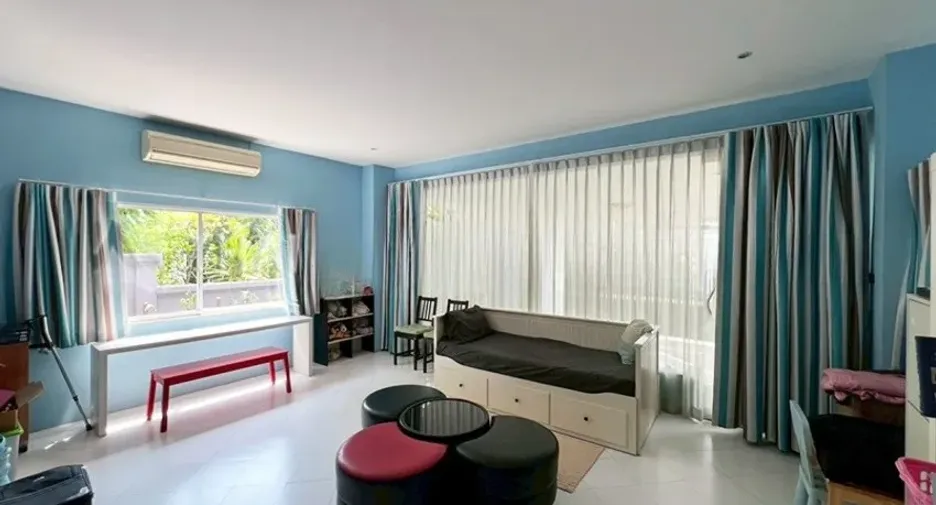 For rent 5 bedrooms house in Phra Khanong, Bangkok