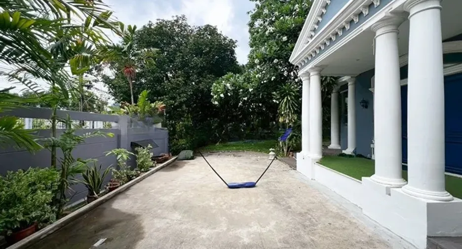 For rent 5 bedrooms house in Phra Khanong, Bangkok