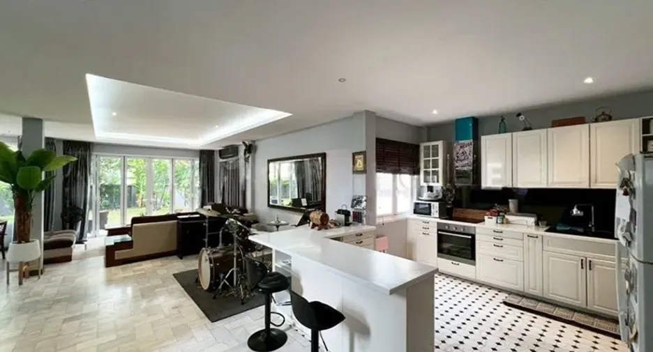 For rent 5 bedrooms house in Phra Khanong, Bangkok