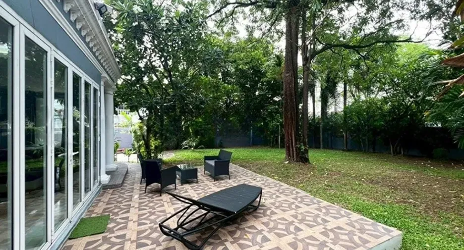 For rent 5 bedrooms house in Phra Khanong, Bangkok