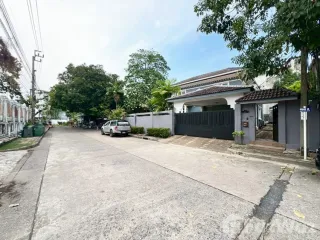 Casa en alquiler de 5 habitaciones en Phra Khanong, Bangkok
