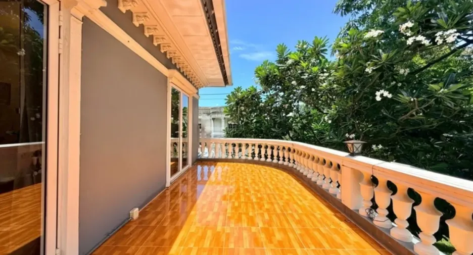 For rent 5 bedrooms house in Phra Khanong, Bangkok