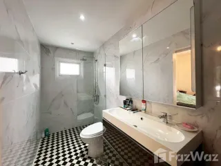 Casa en alquiler de 5 habitaciones en Phra Khanong, Bangkok