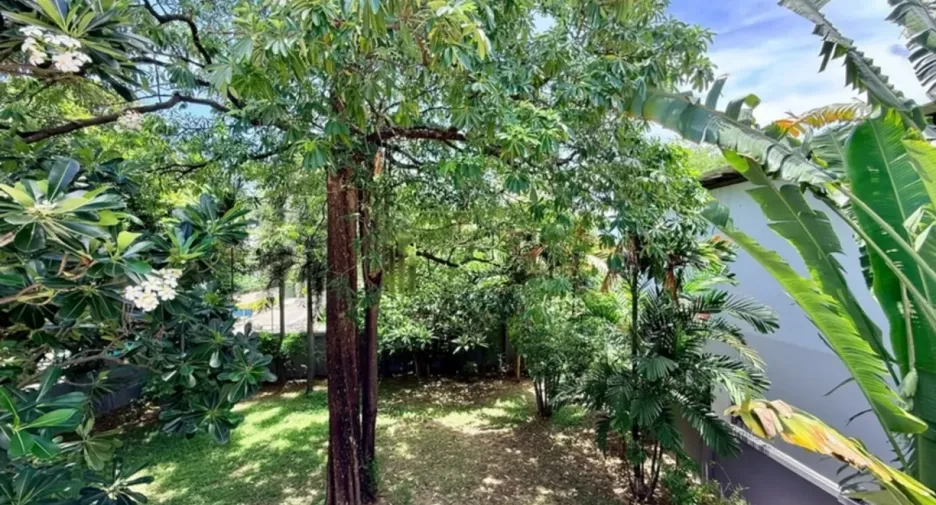 For rent 5 bedrooms house in Phra Khanong, Bangkok