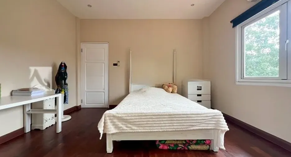 For rent 5 bedrooms house in Phra Khanong, Bangkok